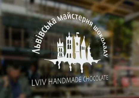 Фото витрина оформленной рекламной пленкой для Львівскої майстерні